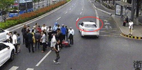 吃瓜群众撞车现场