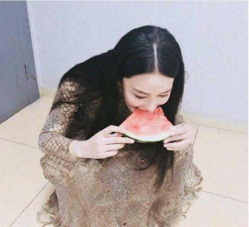 过来蹲着吃瓜,揭秘网络热词“过来蹲着吃瓜”背后的文化现象