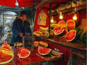 商场围着吃瓜,商场吃瓜群众的热闹日常