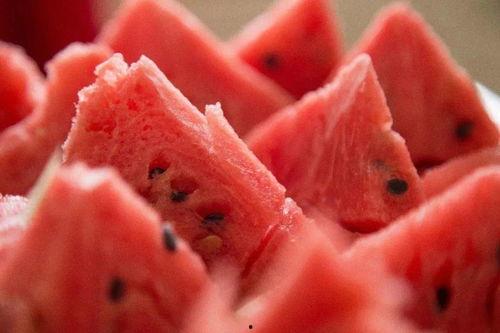 内蒙吃瓜的危害,吃瓜需谨慎，这些危害不容忽视